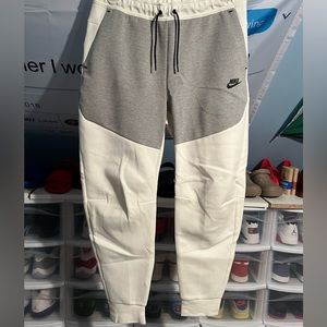 Men’s grey and white Nike tech sweats
